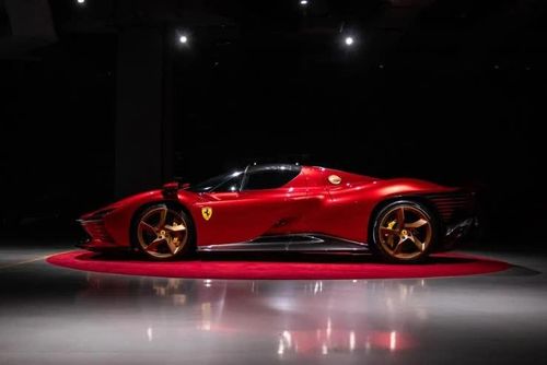 Thiết kế tổng quan của Daytona SP3 được lấy cảm hứng từ những mẫu xe đua của Ferrari vào những năm 1960, bao gồm 330 P3/4, 330 P4 hay 412 P.