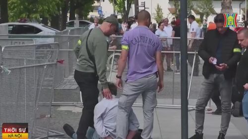 Theo truyền thông Slovakia, đối tượng tấn công Thủ tướng Fico là một người đàn ông 71 tuổi, cựu nhân viên bảo vệ tại một trung tâm mua sắm.