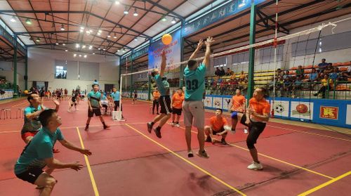 Trận thi đấu giữa Câu lạc bộ bóng chuyền hơi Nà Cạn và Vĩnh Quang (Thành phố).