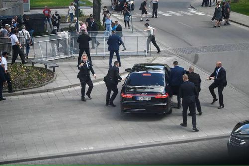 Lực lượng an ninh đưa Thủ tướng Slovakia Robert Fico lên xe sau khi ông bị bắn. Ảnh: Reuters