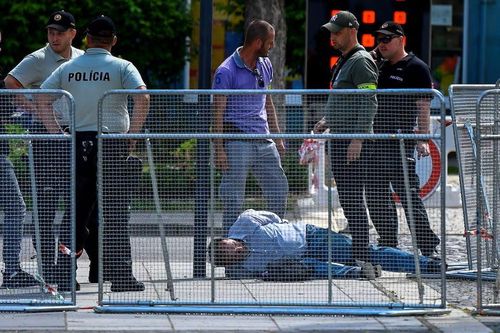 Lực lượng an ninh khống chế nghi phạm vụ ám sát Thủ tướng Slovakia Robert Fico. Ảnh: Reuters