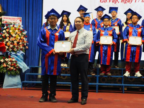 Chủ tịch UBND quận Gò Vấp trao bằng khen tuyên dương học sinh giỏi