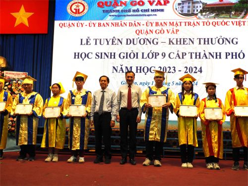 Phó Giám đốc Sở GD-ĐT TPHCM Lê Hoài Nam (thứ 5 từ phải qua) trao bằng khen cho học sinh đạt thành tích học sinh giỏi cấp thành phố năm học 2023-2024