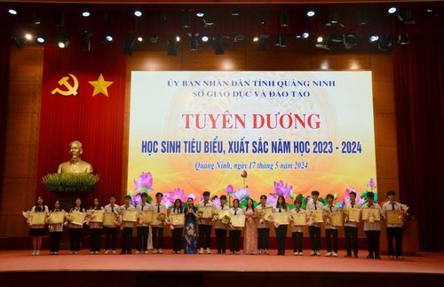 Lãnh đạo Sở GD&ĐT trao Bằng khen của UBND tỉnh cho các học sinh tiêu biểu, xuất sắc năm học 2023-2024.