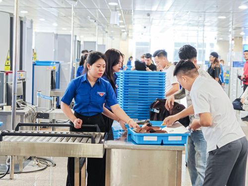 Việc giảm giá vé máy bay cần có giải pháp đồng bộ từ nhiều phía.