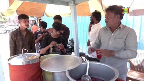 Các quầy tráng miệng và đồ uống đang ghi nhận lượng khách hàng tăng cao khi người dân ở bang Maharashtra, Ấn Độ tìm cách giải nhiệt.