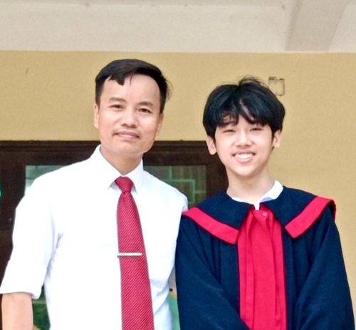 Thầy Phạm Tiến Dũng và học trò. Ảnh: NVCC.