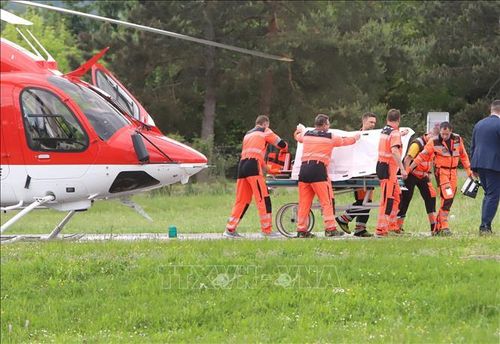 Thủ tướng Slovakia Robert Fico được chuyển gấp lên trực thăng tới bệnh viện ở Banska Bystrica, sau khi ông bị bắn, ngày 15/5/2024. Ảnh minh họa: AFP/TTXVN