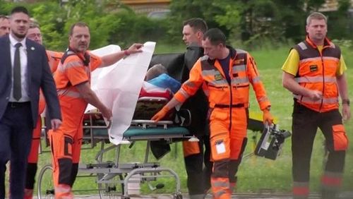 Thủ tướng Slovakia Robert Fico được đưa ra trực thăng sau vụ ám sát. Ảnh: REUTERS