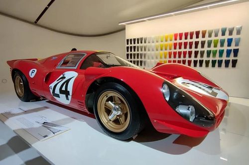 Ferrari 330 P4 là một trong những mẫu xe biểu tượng gây dựng nên thương hiệu Ferrari. Tại chặng đua 24 Hours of Daytona năm 1967, 3 chiếc Ferrari đã về đích với vị trí 1-2-3, trong đó chiếc mang số đeo 24 về vị trí thứ 2.