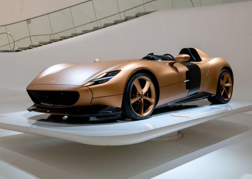 Nổi bật nhất tại không gian trưng bày là chiếc Ferrari Monza SP1 "Edizione Finale". Đây là chiếc Monza cuối cùng được sản xuất, thuộc sở hữu của chủ tịch Ferrari ông John Elkann.