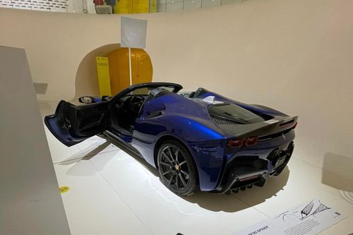Ferrari SF90 Spider là mẫu xe thể thao hybrid mạnh 1.000 mã lực. Gói nâng cấp Assetto Fiorano bao gồm bộ tem thể thao đặc trưng, hệ thống treo thể thao Multimatic cũng như tapi cửa, mâm và ốp gầm được làm từ sợi carbon, ống xả titanium…