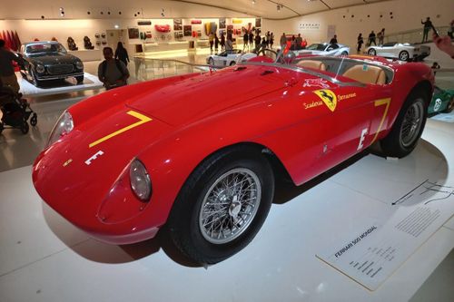 Chỉ có 13 chiếc Ferrari 500 Mondial Spider được sản xuất với thân vỏ chế tác bởi Pinin Farina. Hơn thế nữa, đây là 1 trong 5 chiếc thuộc dòng sản phẩm đầu tiên với thiết kế cụm đèn pha được bảo vệ.