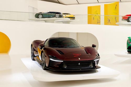 Ferrari Daytona SP3 là mẫu xe mang phong cách cổ điển, được lấy cảm hứng từ những mẫu xe đua 330 P3/4, 330 P4 và 412 P. Trong tổng số 599 chiếc được sản xuất, chỉ có đúng 1 chiếc sở hữu gói thân vỏ bằng sợi carbon đỏ Transitional Rubino.