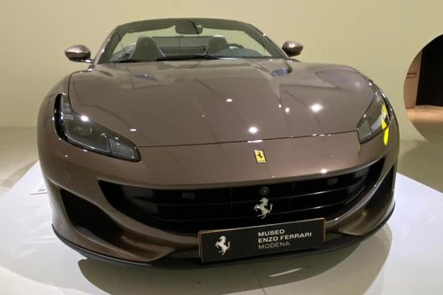 Thay thế cho California T, Ferrari Portofino hàng thửa này được lấy cảm hứng từ thiên nhiên với nhiều chi tiết ốp gỗ thật trong nội thất và bệ bước, cũng như ghế và tapi cửa được bọc các sợi da đan với nhau.