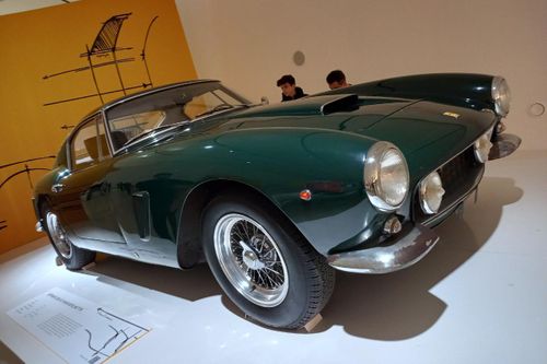 Ferrari 250 GT Berlinetta SWB là một trong những mẫu xe đua khét tiếng của thương hiệu. Đây là chiếc thứ 59 được sản xuất với màu ngoại thất xanh hiếm gặp.