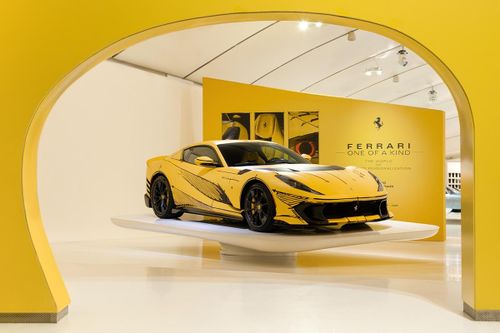 Ferrari 812 Competizione "Tailor Made" sở hữu ngoại thất độc đáo với tông màu chủ đạo vàng nhám Giallo Tristrato. Kết hợp là những nét phác họa của giám đốc thiết kế Flavio Manzoni với màu đen Nero DS, vốn được sử dụng trong quá trình thiết kế nên mẫu xe này.