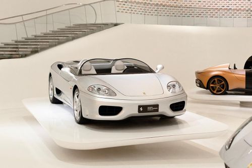Ferrari 360 Barchetta được nâng cấp từ 360 Spider với thiết kế kính chắn gió đặc biệt và loại bỏ cơ cấu mui mềm. Đây là món quà cưới được đặt bởi ông Gianni Agnelli gửi đến Luca Cordero di Montezemolo, người sau này trở thành chủ tịch của Ferrari.