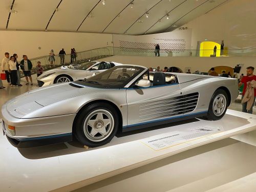 Ferrari Testarossa Spider là mẫu xe độc nhất thế giới được đặt hàng bởi doanh nhân Gianni Agnelli nhân dịp kỷ niệm 20 năm ông nắm ghế chủ tịch tập đoàn Fiat. Chiếc xe có màu sơn bạc Argento Nurburgring và logo Ferrari được làm bằng bạc nguyên chất.