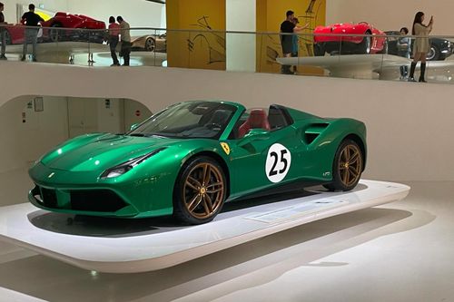 Ferrari 488 Spider 70th Anniversary "The Green Jewel" sở hữu màu sơn xanh Verde Metalizzato và số đeo 25, mô phỏng lại chiếc Ferrari 365 P2 đời 1965.