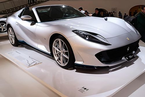 Cạnh đó là chiếc Ferrari 812 GTS mô phỏng lại chính xác hình ảnh của chiếc Testarossa Spider. Điều này có thể dễ dàng nhận thấy thông qua màu sơn ngoại thất bạc Argento Nurburgring và những đường viền xanh tại thân xe và khoang lái.