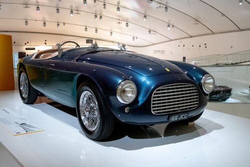 Ferrari 166 MM hàng thửa này cũng từng thuộc bộ sưu tập của ông Gianni Agnelli. Chỉ có 25 chiếc được nâng cấp thân vỏ chế tác bởi Carrozzeria Touring Superleggera, và chỉ duy nhất 1 chiếc có màu xanh dương. Chiếc 166 MM này cũng sở hữu nhiều điểm độc đáo như capo dài, không có cửa hút hay đèn pha lớn hơn.