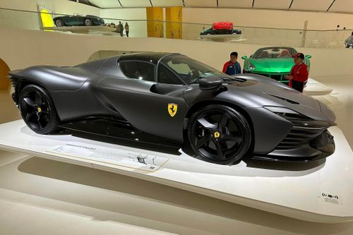 Sau đó, bảo tàng tiếp tục trưng bày một chiếc Daytona SP3 khác, vốn sở hữu gói thân vỏ bằng sợi carbon độc nhất thế giới.
