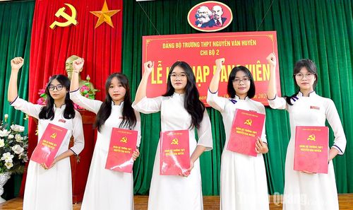 Các đảng viên mới của Trường THPT Nguyễn Văn Huyên.