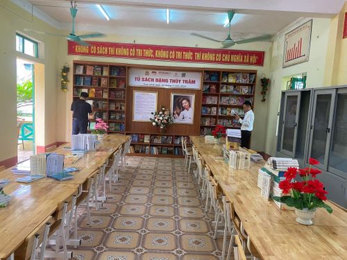 Tủ sách Đặng Tùy Trâm tại trường THCS Đức Long-Nho Quan, Ninh Bình. Ảnh do tác giả cung cấp.