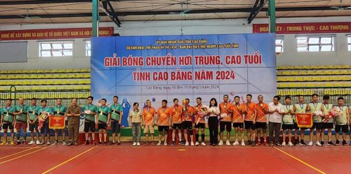 Ban Tổ chức trao giải cho nội dung nhóm tuổi từ 40 - 49.