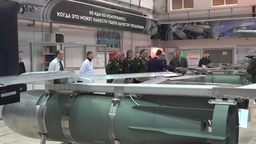 Hơn nữa, Lực lượng Hàng không Vũ trụ Nga có thể đánh chặn các vụ phóng bom ASSM Hammer từ tiêm kích MiG-29 và Su-27 của Không quân Ukraine bằng tên lửa R-37M (tầm bắn lên tới 230 km) và R-77-1 (tầm bắn lên tới 110 km).