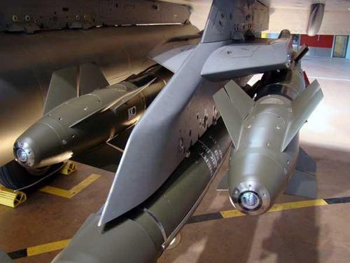 Những quả bom hàng không này trái ngược với dòng bom rơi tự do JDAM khi được trang bị bộ khí động học ban đầu (tên lửa đẩy), cho phép máy bay chiến đấu Su-27 và MiG-29 của Lực lượng vũ trang Ukraine dễ dàng sử dụng.