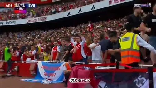 Các khán đài ở Emirates đã ăn mừng tưng bừng sau thông tin trên