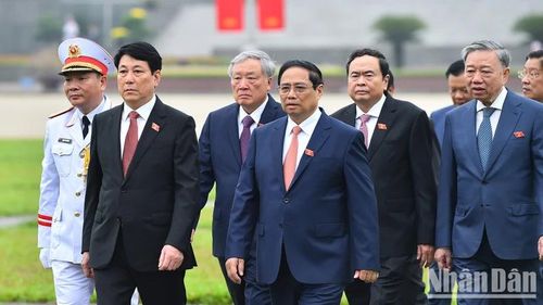 Các đồng chí lãnh đạo Đảng, Nhà nước trên đường trở về Nhà Quốc hội sau khi viếng Chủ tịch Hồ Chí Minh.