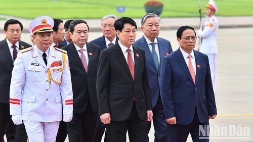 Thủ tướng Phạm Minh Chính và Thường trực Ban Bí thư, Chủ nhiệm Tổng cục Chính trị Quân đội nhân dân Việt Nam Lương Cường dẫn đầu Đoàn đại biểu vào Lăng viếng Chủ tịch Hồ Chí Minh.