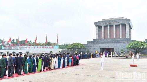 Quang cảnh buổi lễ dâng hoa, vào Lăng viếng Chủ tịch Hồ Chí Minh của Đoàn đại biểu Quốc hội tại Quảng trường Ba Đình lịch sử trước lễ khai mạc Kỳ họp thứ 7, Quốc hội khóa XV.
