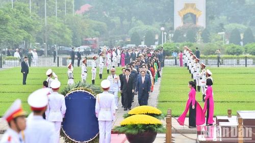 Đúng 7 giờ 15 phút sáng, Đoàn đại biểu Quốc hội do Thủ tướng Phạm Minh Chính; Thường trực Ban Bí thư, Chủ nhiệm Tổng cục Chính trị Quân đội nhân dân Việt Nam Lương Cường cùng các đồng chí lãnh đạo Đảng, Nhà nước dẫn đầu xuất phát từ đường Bắc Sơn vào Lăng viếng Chủ tịch Hồ Chí Minh.