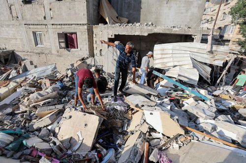  Một ngôi nhà gần như bị phá hủy hoàn toàn sau cuộc tấn công của Israel tại khu trại tị nạn Nuseirat ở miền trung Dải Gaza ngày 14/5.