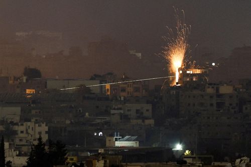Tên lửa bắn trúng một tòa nhà ở miền bắc Gaza ngày 11/5.