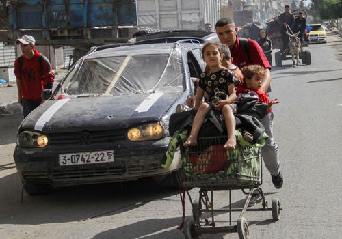 Người dân Palestine sơ tán khỏi Jabalia ngày 12/5.