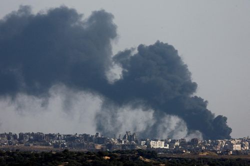 Khói bốc lên sau vụ nổ ở miền bắc Gaza, nhìn từ Israel, ngày 12/5.