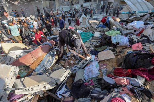 Người dân Palestine tìm kiếm các nạn nhân tại địa điểm xảy ra cuộc tấn công của Israel vào một ngôi nhà ở trại tị nạn Nuseirat, miền trung Dải Gaza, ngày 14/5.