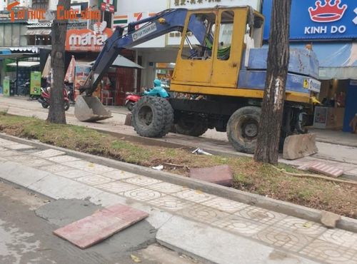 Phương tiện thi công của nhà thầu Vạn Thành Đạt tại công trình thuộc dự án "Nâng cấp vỉa hè đường Điện Biên Phủ" (Quận Bình Thạnh)