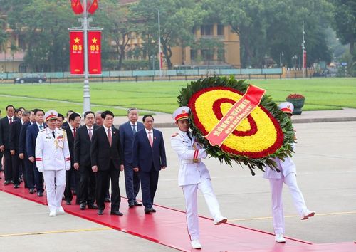 Các đại biểu vào Lăng viếng Chủ tịch Hồ Chí Minh. (Ảnh: Phạm Thắng)
