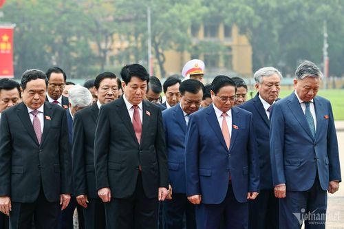 Các lãnh đạo Đảng, Nhà nước, Quốc hội, MTTQ Việt Nam và các đại biểu Quốc hội kính cẩn nghiêng mình, tỏ lòng biết ơn vô hạn, lòng thành kính tưởng nhớ công lao to lớn của Chủ tịch Hồ Chí Minh. 