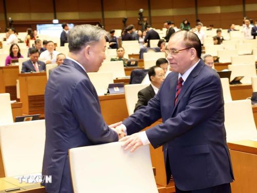  Nguyên Tổng Bí thư Nông Đức Mạnh (bên phải) với Ủy viên Bộ Chính trị, Bộ trưởng Bộ Công an Tô Lâm. (Ảnh: TTXVN) 