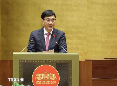  Chủ nhiệm Ủy ban Kinh tế của Quốc hội Vũ Hồng Thanh trình bày Báo cáo thẩm tra đánh giá bổ sung kết quả thực hiện kế hoạch phát triển kinh tế-xã hội và ngân sách nhà nước năm 2023; tình hình thực hiện kế hoạch phát triển kinh tế-xã hội và ngân sách nhà nước những tháng đầu năm 2024. (Ảnh: TTXVN) 