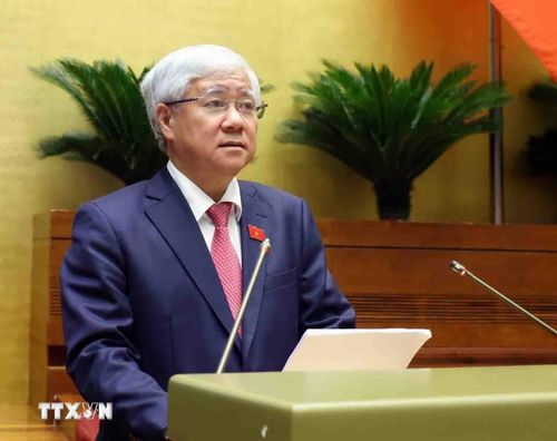  Chủ tịch Ủy ban Trung ương Mặt trận Tổ quốc Việt Nam Đỗ Văn Chiến trình bày Báo cáo tổng hợp ý kiến, kiến nghị của cử tri và Nhân dân gửi đến Kỳ họp thứ 7, Quốc hội khóa XV. (Ảnh: TTXVN) 