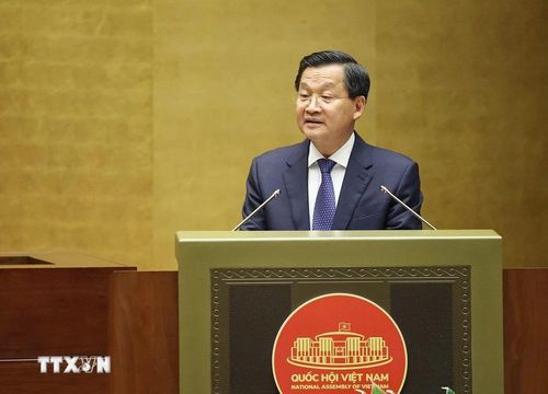  Phó Thủ tướng Lê Minh Khái, thừa ủy quyền của Thủ tướng Chính phủ trình bày Báo cáo đánh giá bổ sung kết quả thực hiện kế hoạch phát triển kinh tế-xã hội và ngân sách nhà nước năm 2023; tình hình thực hiện kế hoạch phát triển kinh tế-xã hội và ngân sách nhà nước những tháng đầu năm 2024. (Ảnh: TTXVN) 