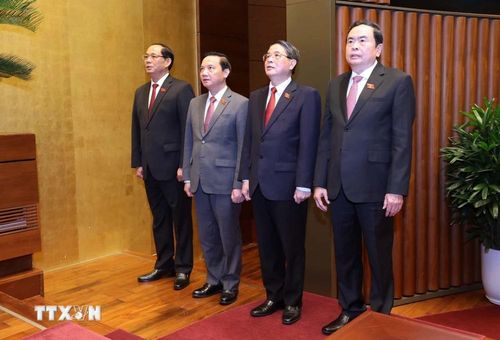  Các Phó Chủ tịch Quốc hội thực hiện nghi lễ chào cờ. (Ảnh: TTXVN) 